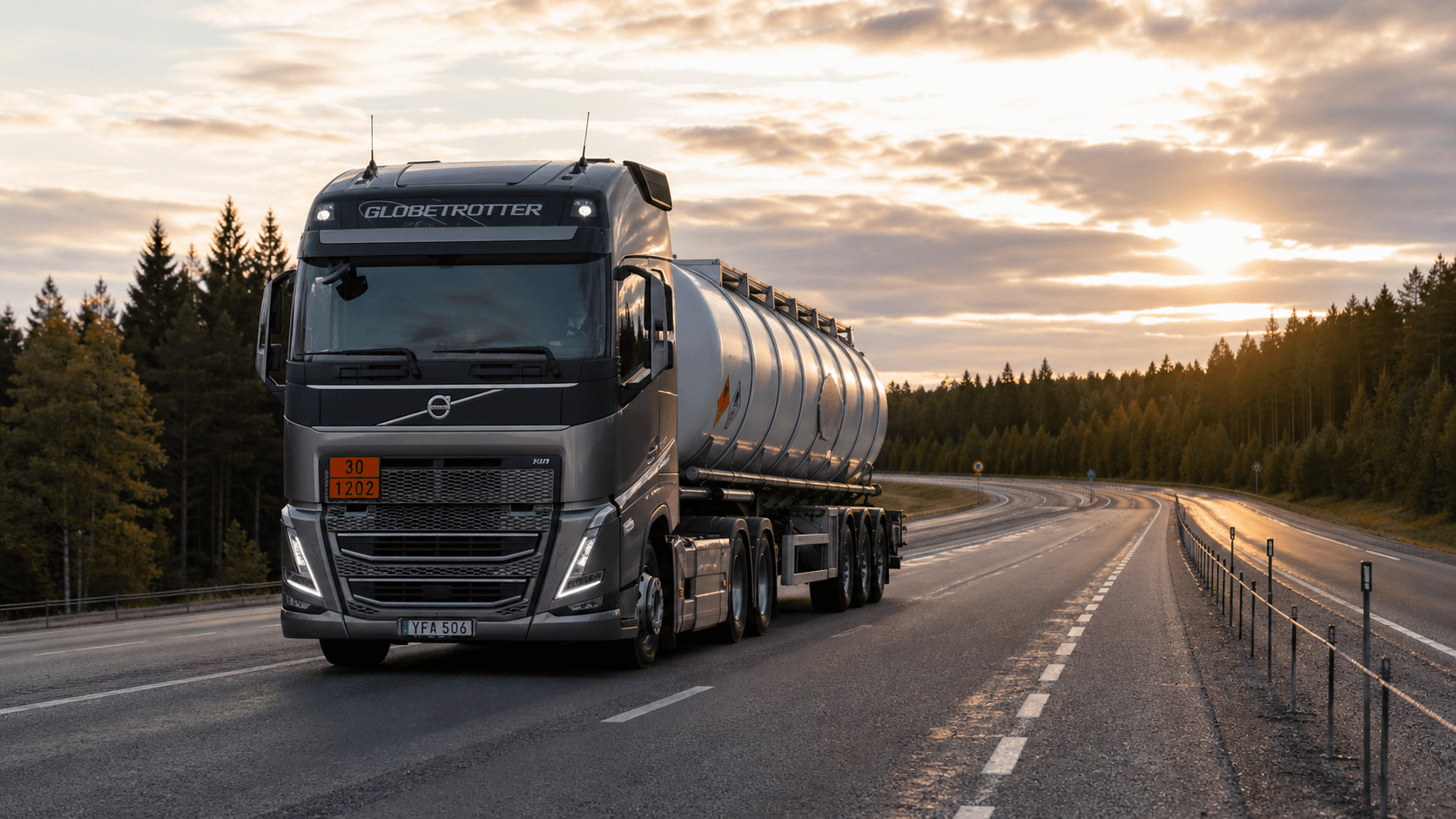 Lastbil på väg - ADR och farligt gods: vad transportledare behöver veta